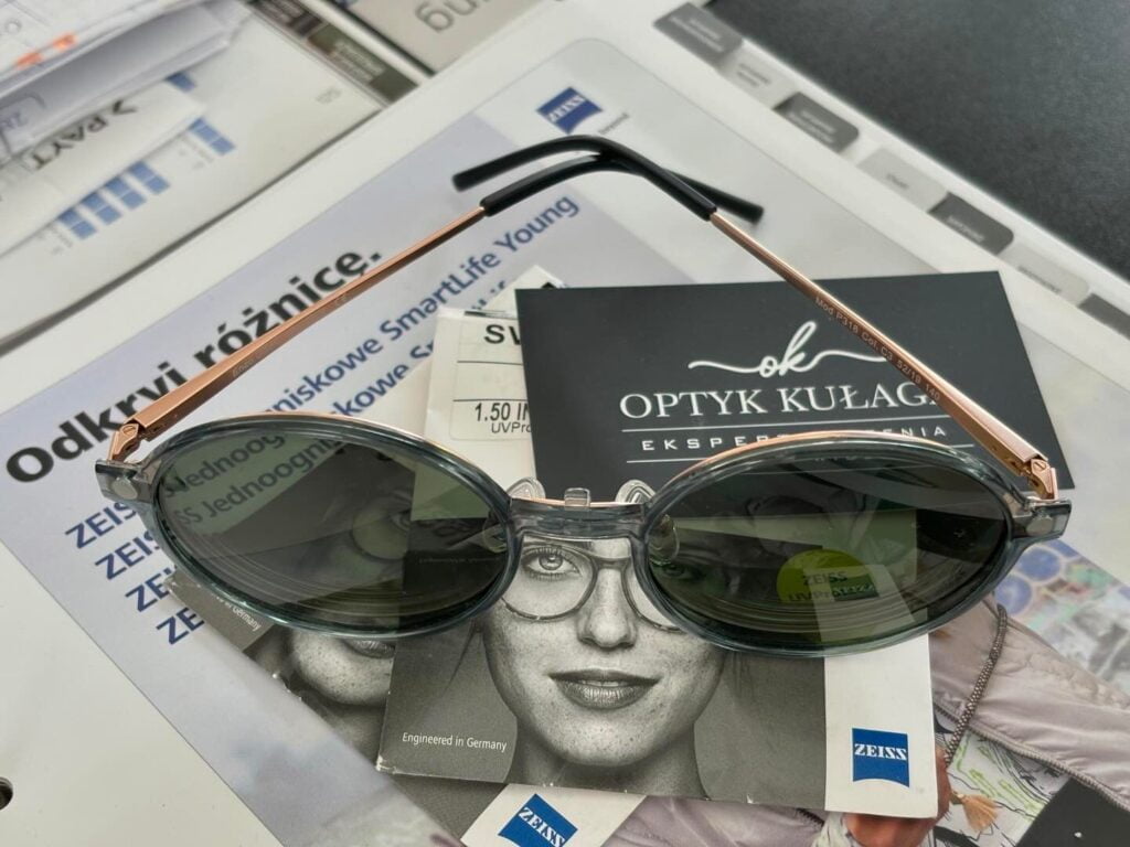 Okulary przeciwsłoneczne w salonie optycznym w Bytomiu