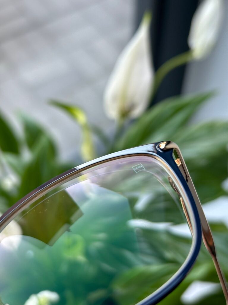 Okulary korekcyjne ZEISS na tle zieleni