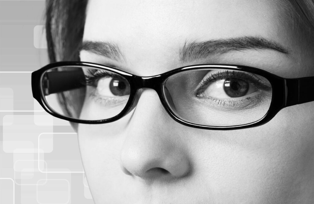 Kobieta w okularach z soczewkami progresywnymi ZEISS SmartLife